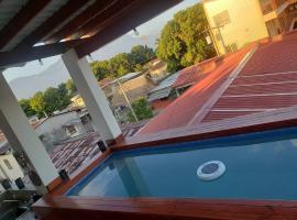 Entire House and Terrace Pool, alloggio vicino alla spiaggia a La Ceiba