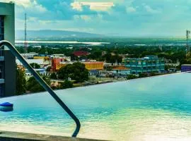 Luxury Kingston Apt - Pool & free parking 20 south