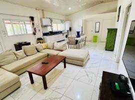 Homely 3 bedroom apartment perfect for your dream getaway!、ポートビラのホテル