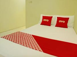 OYO Life 92936 Kost Teteh Erni Karawang, hotel v destinácii Pundong