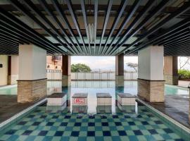 OYO Life 92910 Apartemen Tamansari Panoramic By Tira，萬隆的附設泳池的飯店