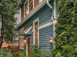 Modern 3Bed+loft, 3.5Bath Home w/desk, gym access, hótel í Seattle