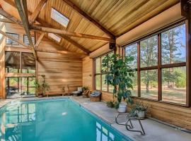 River Retreat+ Indoor Pool & Hot Tub on 3.5 Acres, family hotel in Lewiston