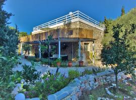 Eco Secluded hand built stone house in an oasis, hotel en Mastichari