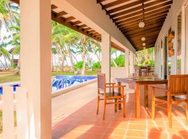 Arhimser Villa-superb 4 bedroom beachfront BB for 8 in Ranna, Tangalle, pool, free pick up for stays of 7 nights, superb location, fully serviced, taxes included: Tangalle şehrinde bir kulübe