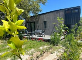 Tiny House Framed by Nature near Sea in Karaburun, hotel in Izmir