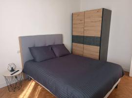 Maison avec jardin, cheap hotel in Issoudun