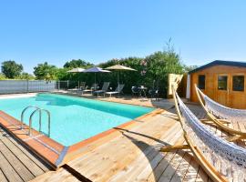 Gîte le Mizériat - Appartement avec piscine privée, hotel na may parking sa Saint-Didier-sur-Chalaronne