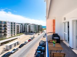 Beachfront apartment in Armação, hotel v mestu Armação de Pêra