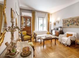 Vintage apartment KOLONAKI, homestay in Athens