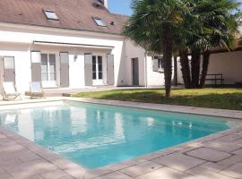 Pool house in Disneyland Bmyguest, holiday home in Serris