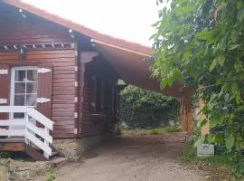 logement indépendant attenant à une maison dans grand jardin