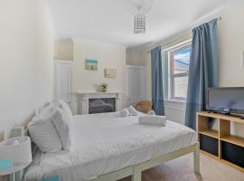 3 Bed - Admiralty Retreat by Pureserviced, beach hotel in Plymouth