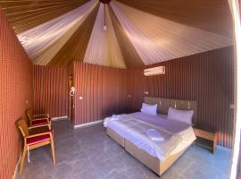 Golden desert camp, מלון בDisah