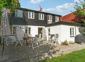 4 Bedroom Stunning Home In Sams, hotel in Brundby