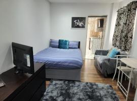 Studio Apartment at Chadwell Heath, hotell i Romford