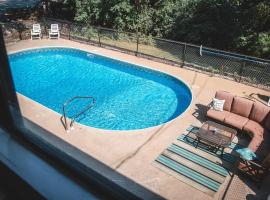 The Retreat with Private Pool and Hot Tub!, renta vacacional en Hickory