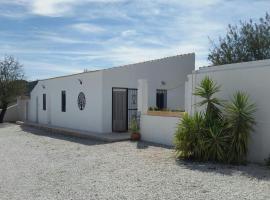 Immaculate Casa 2 bed 2 bath with pool Casa Oriana Oria Almeria, hotel em Oria