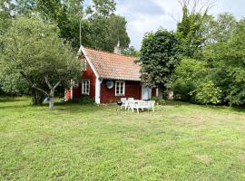 Red small cottage on Oland surrounded by grazing sheep, koča v mestu Borgholm