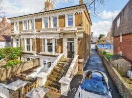 4BR Steps from Windsor Castle I Free EV