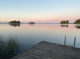 Spacious house near water and nature, hotel in Odensbacken