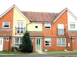 2 Bedroom House - Beautifully Decorated & Furnished - Parking - Large Garden