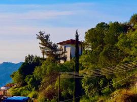 Traditional House with Mountain View - Dierona Village, hotell med parkeringsplass i Dierona