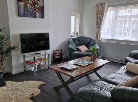 Stylish bungalow with complimentary breakfast on the first morning, holiday home in Lancing