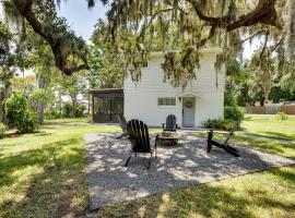 Cozy Lakefront Clermont Retreat with Fire Pit!, hotel in Clermont