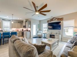 Beaufort Townhome with Game Room 8 Mi to Beaches!, hotel di Beaufort