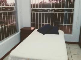 Room in House - Habitacion Y Bano Independientes, bed and breakfast en Jiménez