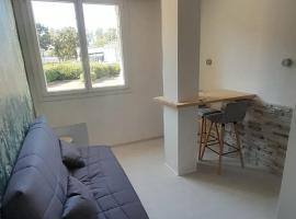 Studio cosy en rez-de-chaussée, hotel with parking in Bourbonne-les-Bains