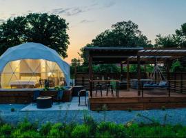 Luxury Glamping Dome “Luna” in countryside with HotTub near Hot Springs AR, hotel u gradu Pearcy