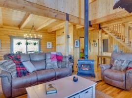 Lake George Cabin with Deck and Mountain Views!, hotel con parking en Florissant