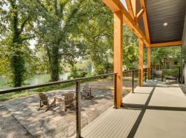 Riverfront Salesville Cabin Rental with Shared Dock!, hotel din Norfork
