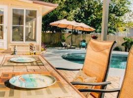 Sun & Fun 3BR Beach Home with Pool & Tiki Bar, hytte i Jacksonville