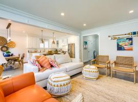 Sleek Long Branch Vacation Rental with Yard and Patio!, hotel en Long Branch