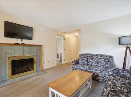 Cedarbrook Deluxe Two Bedroom Suite, With heated pool 10102, hotell i Killington