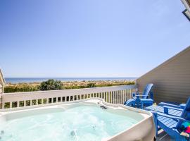 Beachfront Oasis At Tybee Island，泰碧島的附設按摩浴池的飯店