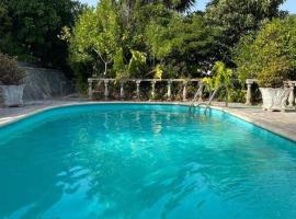 Oceans Classic, pool, 12 pp – willa w mieście Caxias
