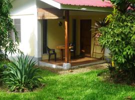 ACACIA'S Cottages mit Starlink Wifi, hytte i Mambajao