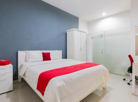 RedDoorz Plus near Living Plaza Jababeka, hotel u gradu Bekasi