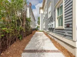 Secluded Courtyard & Parking - 2 Blocks to King