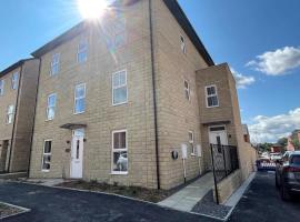 New Build 4 Bedroom Townhouse Seacroft Near Leeds City Centre, hotel with parking in Killingbeck