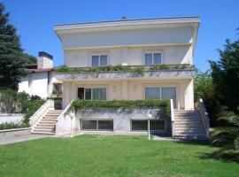 Villa Luxury Roma, holiday home in Marco Simone