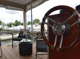 Hausboot NautikHus auf der Havel，Kolonie Zern的有停車位的飯店