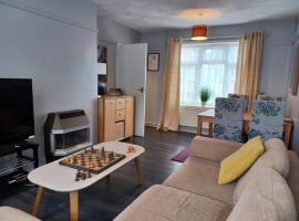 Poynters House - Huku Kwetu Luton & Dunstable - Spacious 2 Bedroom- Suitable & Affordable Group Accommodation - Business Travellers, holiday home in Luton