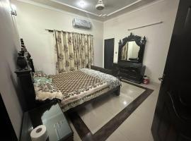 Bahria Town - 10 Marla 2 Bed rooms Portion for families only, hotel in Lahore