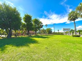 Mājdzīvniekiem draudzīga viesnīca โรงแรมแสงทองรีสอร์ท pilsētā Ban Nam Mong