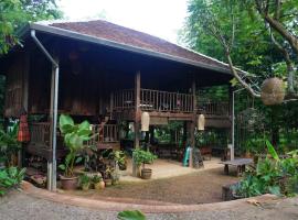 Traditional Lanna house near hot spring, hotel in Chiang Dao